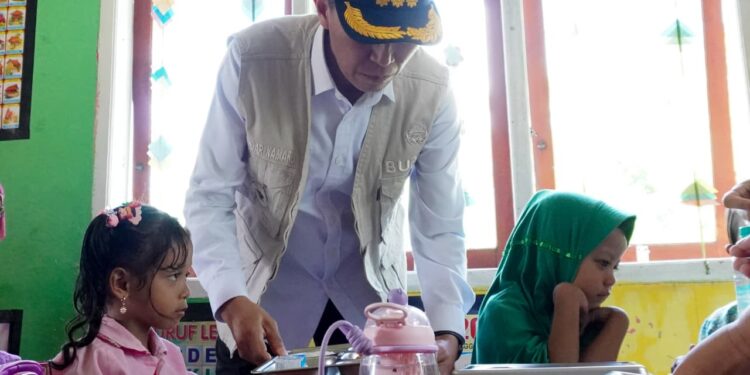 Bupati Iskandar Kamaru, Tinjau Langsung Distribusi MBG di Wilayah Kecamatan Posigadan