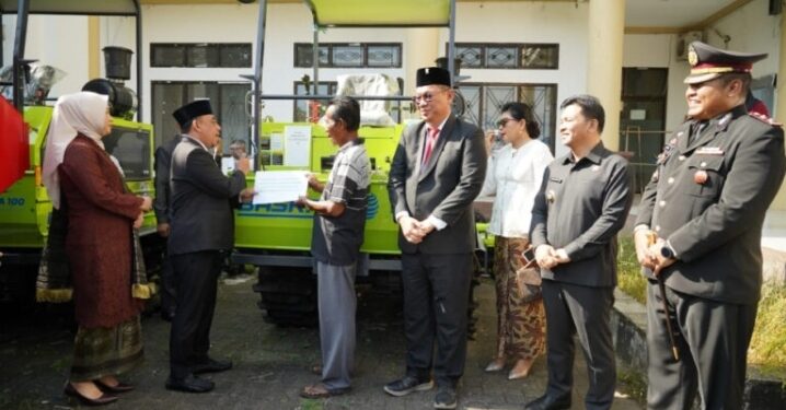 Tingkatkan Produksi Pertanian, Yusra-Don Salurkan Bantuan Alsintan ke Sejumlah Poktan