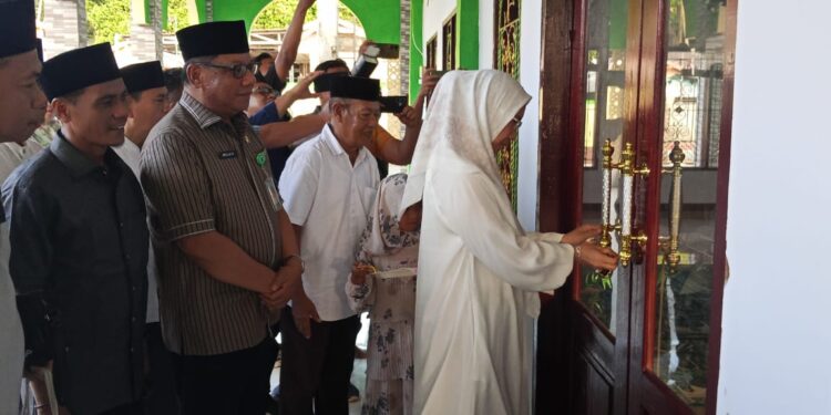 Sekda Bolmong Abdullah Mokoginta Hadiri Peresmian Masjid Agung Hajar Aswad Desa Wangga Satu