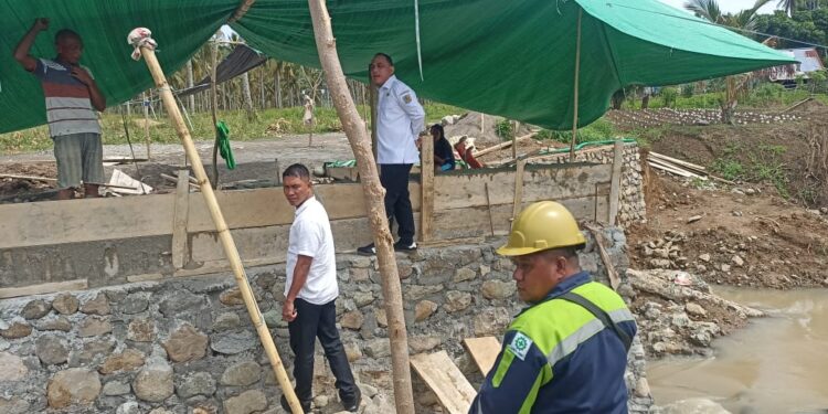 Pastikan Kualitas Pekerjaan, Bupati Yusra Tinjau Proyek Infrastruktur di Mongkoinit