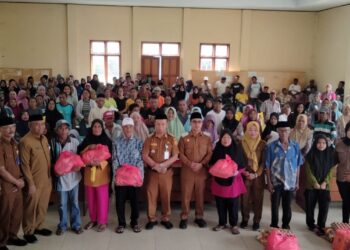 Pemda Bolmut Salurkan Bantuan Sosial untuk 494 Warga Bolangitang Timur