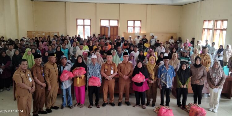 Pemda Bolmut Salurkan Bantuan Sosial untuk 494 Warga Bolangitang Timur