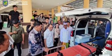 Gubernur Sulut Yulius Selvanus Serahkan Ambulance untuk Umat Hindu di Desa Kembang Mertha Bolmong