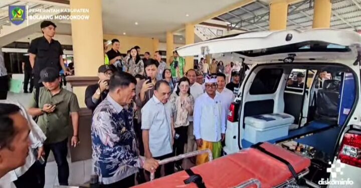 Gubernur Sulut Yulius Selvanus Serahkan Ambulance untuk Umat Hindu di Desa Kembang Mertha Bolmong