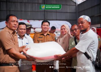 Wabup Dony Lumenta Tinjau Stok Bahan Pokok di Perum Bulog Kotamobagu