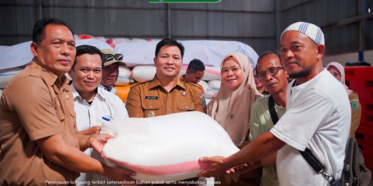 Wabup Dony Lumenta Tinjau Stok Bahan Pokok di Perum Bulog Kotamobagu